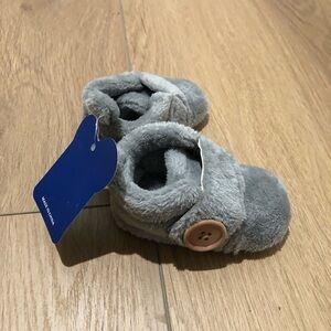 Valen & Sina winter baby booties in gray. Never worn, NWT!